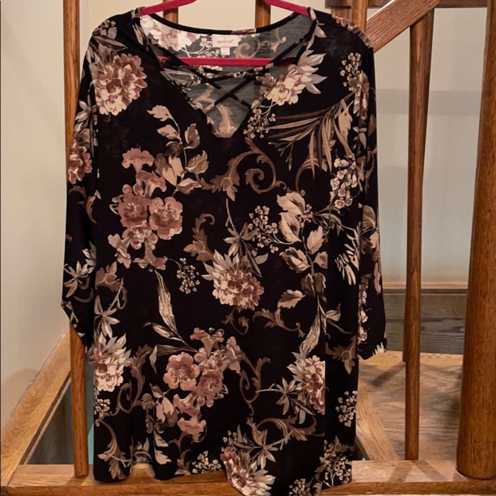 Avenue top. Size 22/24